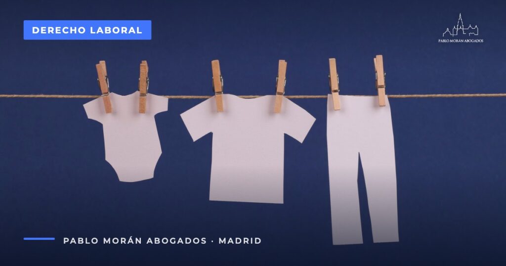 Ropa de bebé recortada en papel sobre un tendedero: reducción de jornada y excedencia por cuidado de hijos, abogado laboral en Madrid