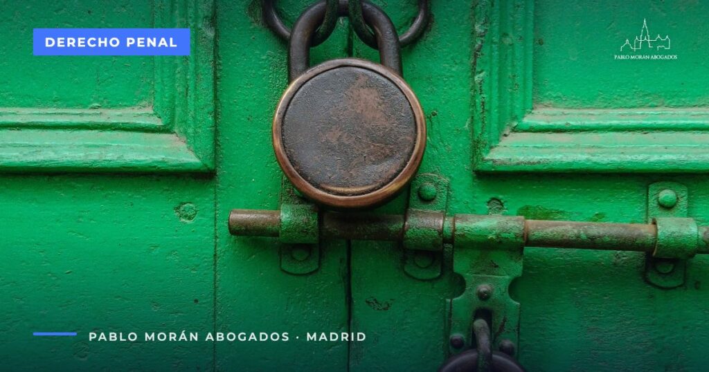 Puerta verde con candados oxidados: diferencias entre robo, hurto y estafa, abogado penalista en Madrid