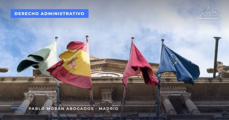 Banderas ondeando en la fachada de un edificio oficial: sanciones administrativas y alegaciones, abogado administrativista en Madrid