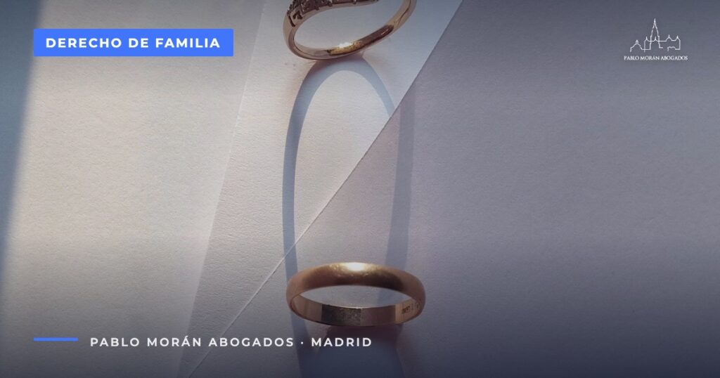 Una alianza sobre un papel doblado de color pastel: separación o divorcio, abogado de divorcios en Madrid