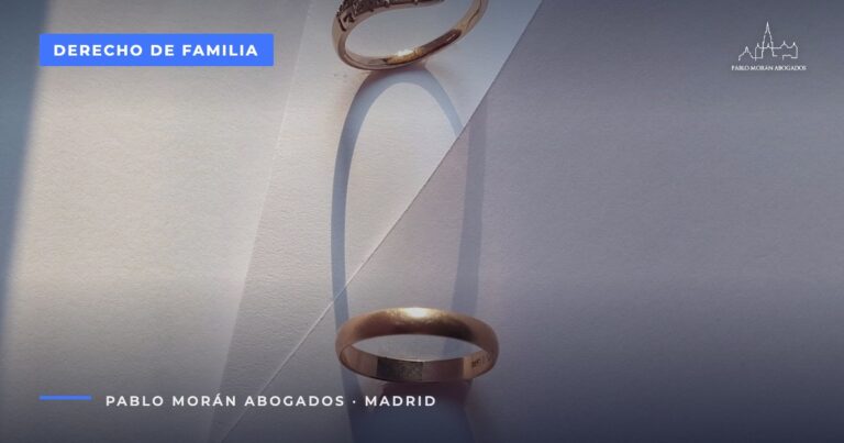 Una alianza sobre un papel doblado de color pastel: separación o divorcio, abogado de divorcios en Madrid