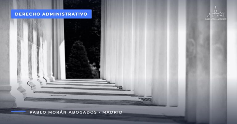 Pasillo con columnas en blanco y negro: silencio administrativo y plazos de la Administración, abogado administrativista en Madrid