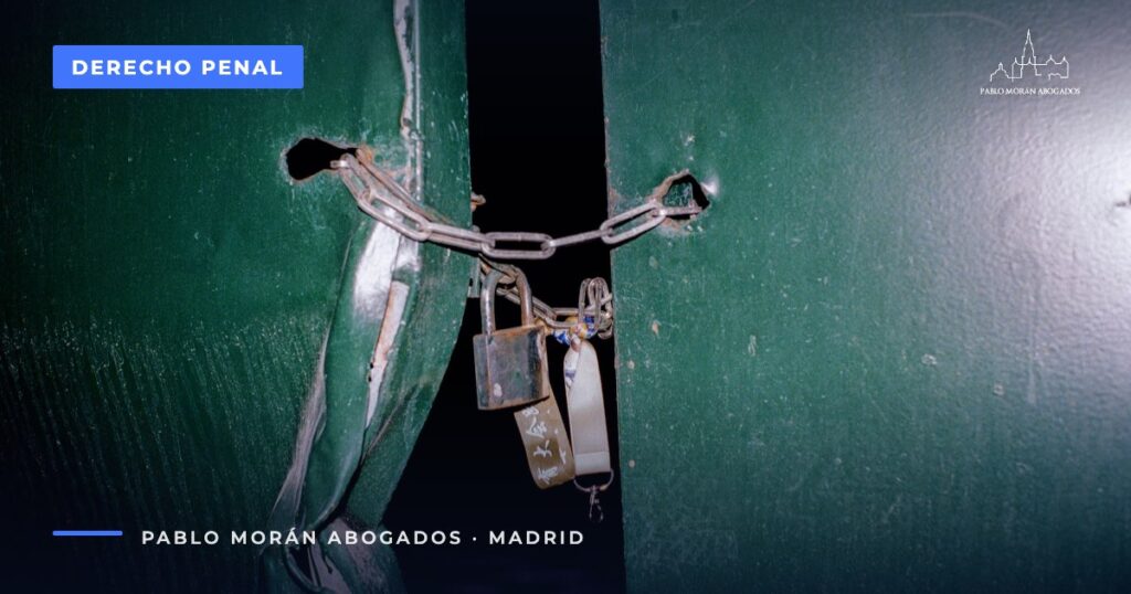 Candado y cadena cerrando una puerta metálica: suspensión de la pena de prisión, abogado penalista en Madrid