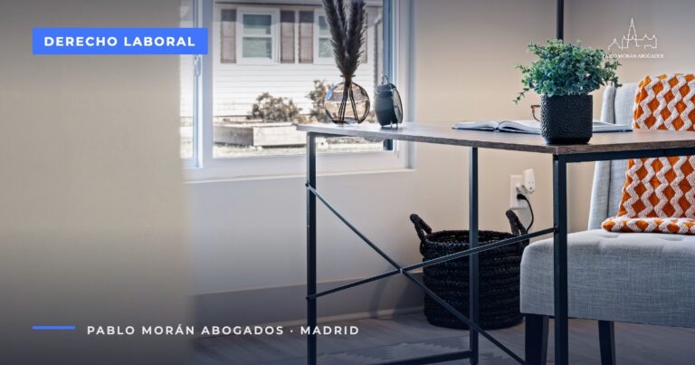 Rincón de teletrabajo con escritorio junto a la ventana: derechos del trabajo a distancia, abogado laboral en Madrid