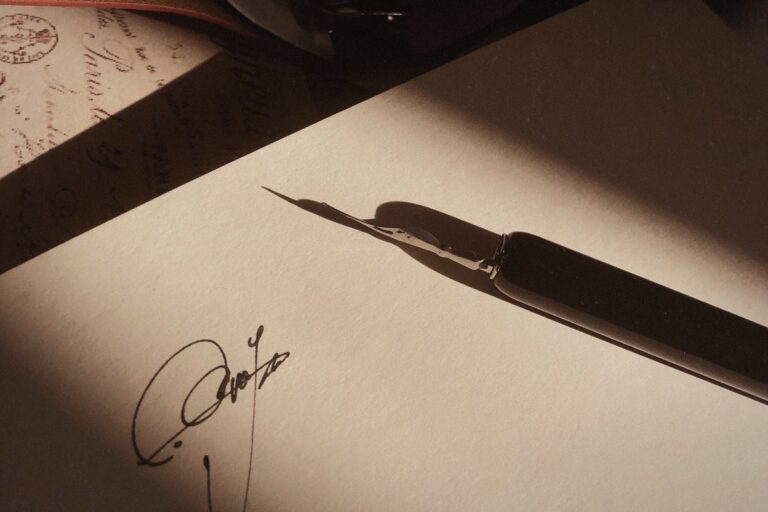 Firma con pluma sobre un folio: abogado de testamentos y planificación sucesoria en Madrid