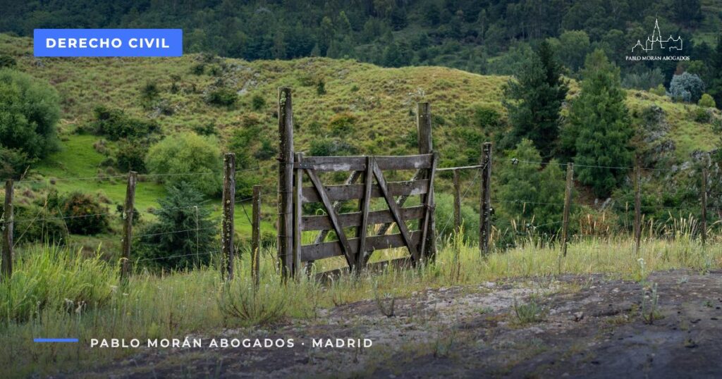 Puerta de madera rústica en una finca del campo: usucapión y propiedad por posesión, abogado civil en Madrid