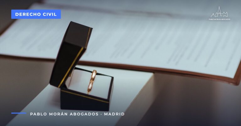 Alianzas de boda en su estuche junto a un documento: usufructo viudal y derechos del cónyuge en la herencia, abogado de herencias en Madrid