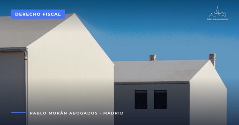 Dos casas blancas contra un cielo azul: vender una vivienda, impuestos y exenciones, abogado fiscalista en Madrid