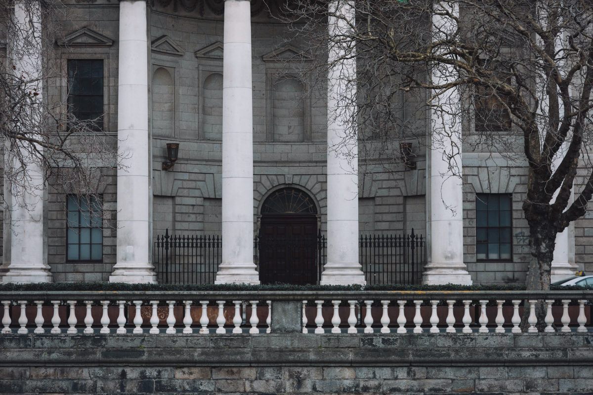 Columnata de un edificio judicial: abogado de defensa en violencia de género en Madrid