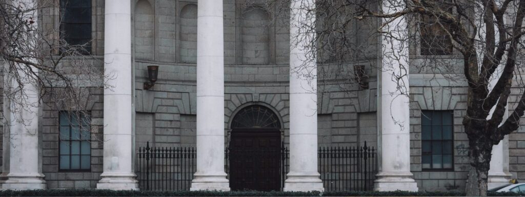 Columnata de un edificio judicial: abogado de violencia de género en Madrid
