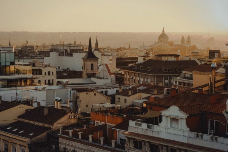 Cubiertas y torres de la ciudad al atardecer: despacho de abogados en Chamartín, Madrid