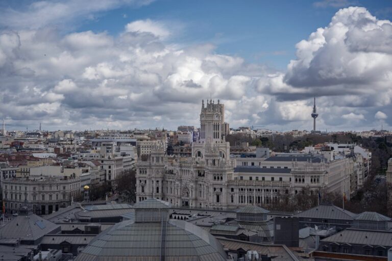 Panorámica de Madrid con el Palacio de Cibeles: despacho de abogados en Chamberí, Madrid