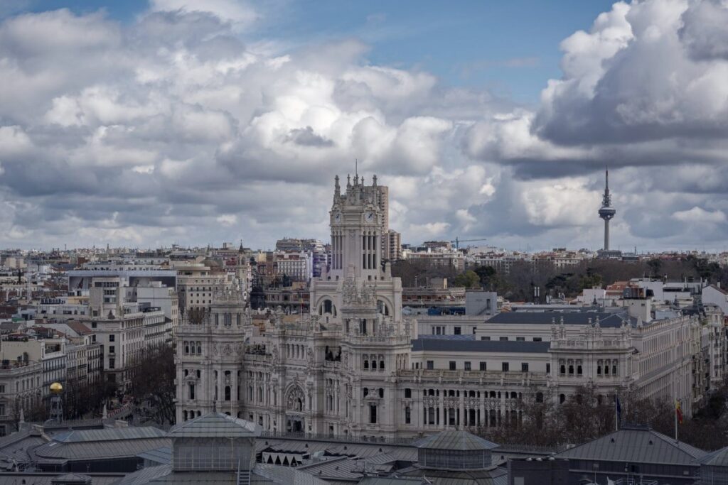 Vista del centro de Madrid con el Palacio de Cibeles: despacho de abogados en el centro de Madrid