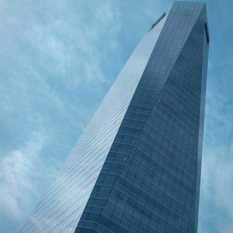 Rascacielos de oficinas del distrito empresarial: abogados mercantilistas y de sociedades en Madrid