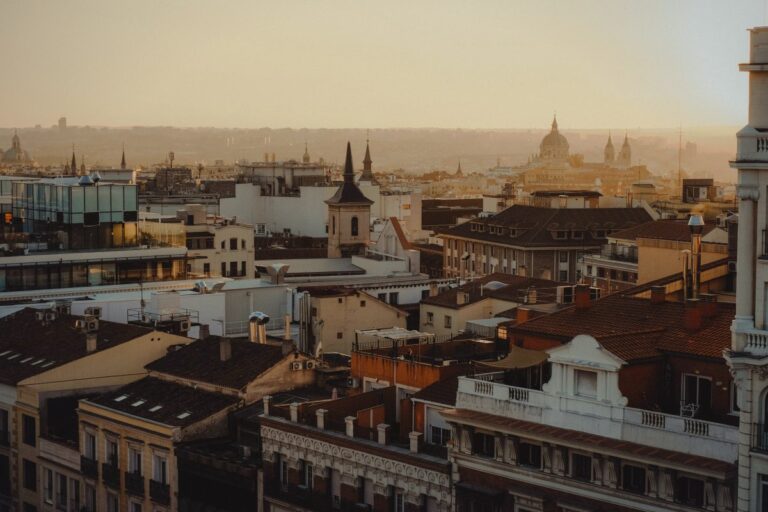 Tejados de Madrid al atardecer: despacho de abogados en Tetuán, Madrid