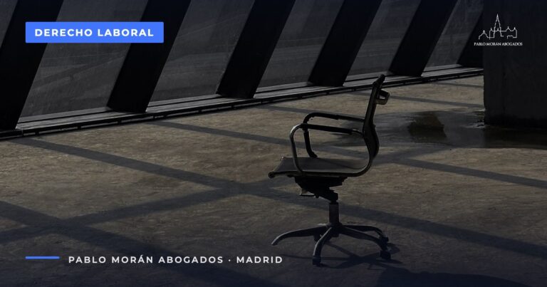 Silla de oficina vacía junto a un ventanal: acoso laboral y mobbing, cómo probarlo, abogado en Madrid
