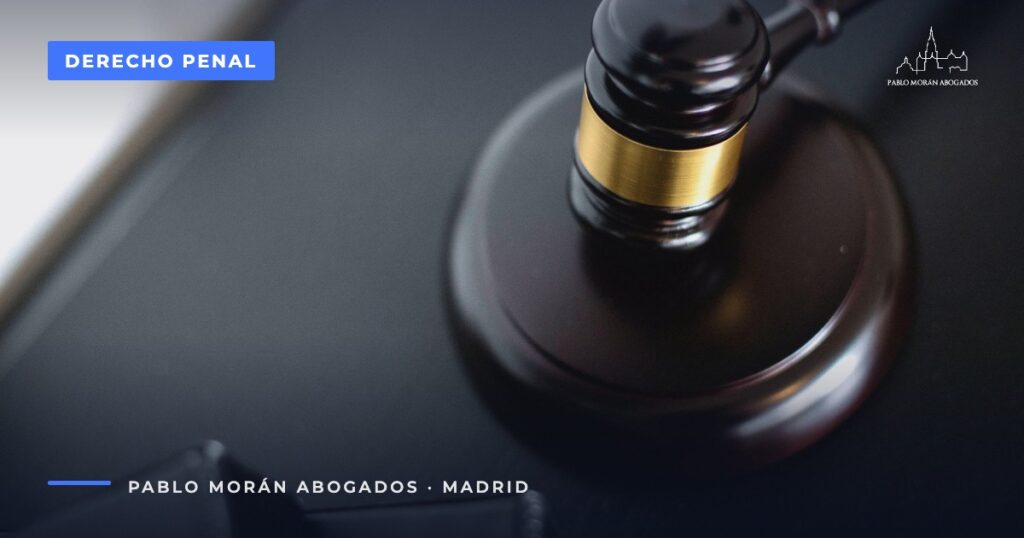 Mazo de madera de juez: cancelación de antecedentes penales, abogado penalista en Madrid