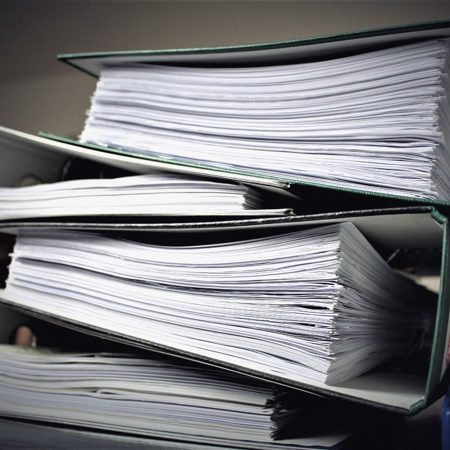 Archivadores con expedientes de casos complejos: bufete de abogados en Madrid, Pablo Morán