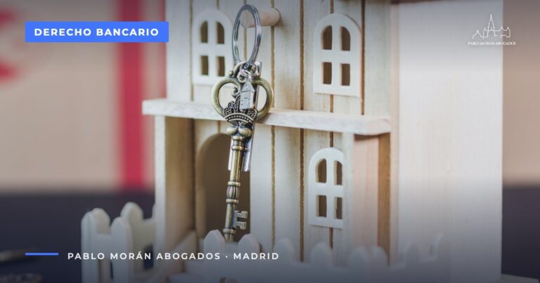 Casa de madera con una llave colgada: cómo reclamar los gastos de hipoteca en Madrid