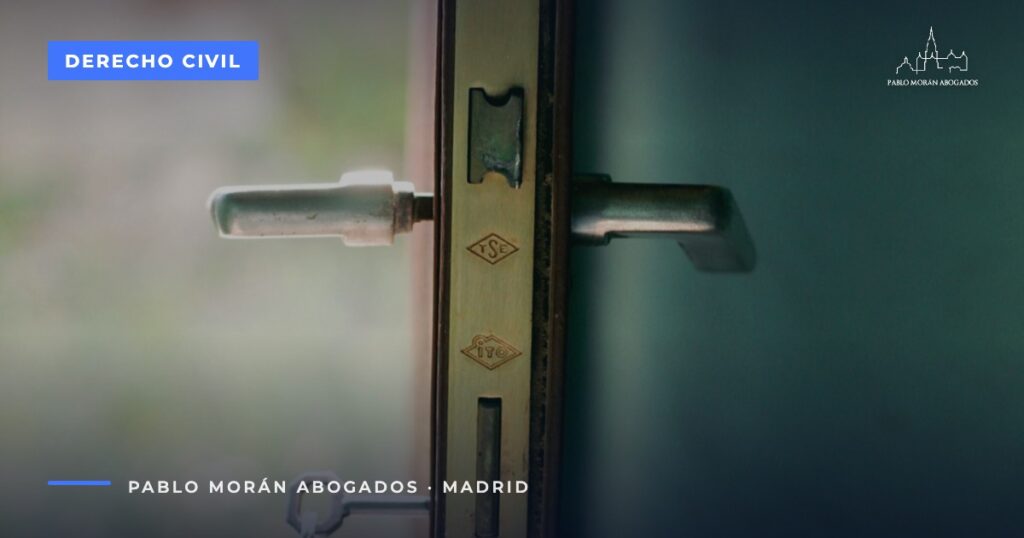 Llaves en la cerradura de una puerta: contrato de alquiler, derechos del inquilino y del propietario, abogado en Madrid
