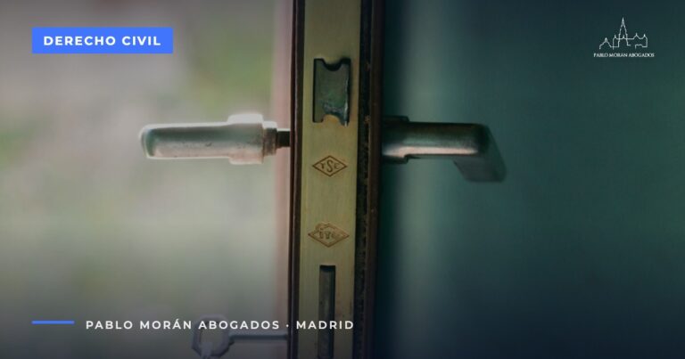 Llaves en la cerradura de una puerta: contrato de alquiler, derechos del inquilino y del propietario, abogado en Madrid