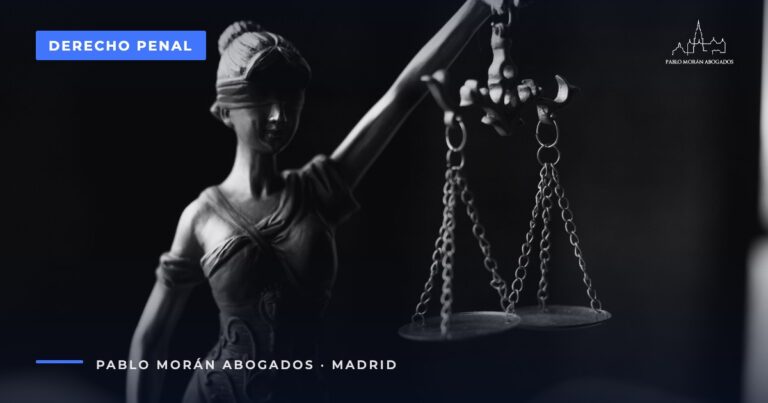 Figura de la Justicia en blanco y negro: defensa ante una denuncia por violencia de género en Madrid