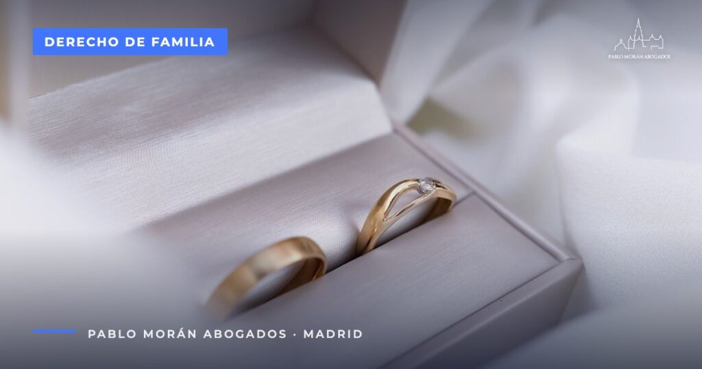 Alianzas de boda en una caja blanca: divorcio de mutuo acuerdo, pasos y plazos, abogado de familia en Madrid