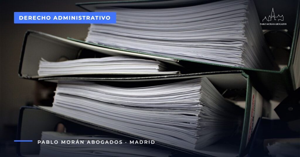 Archivadores con expedientes: expediente disciplinario a un funcionario en Madrid
