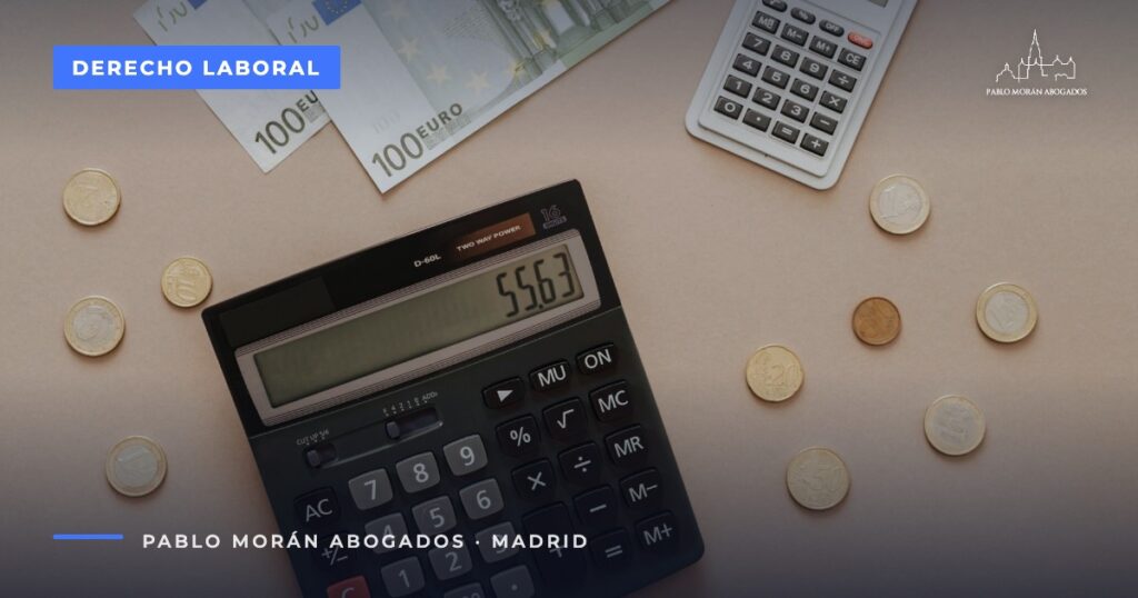 Calculadora sobre una mesa con monedas: qué incluye el finiquito y cómo comprobarlo, abogado en Madrid