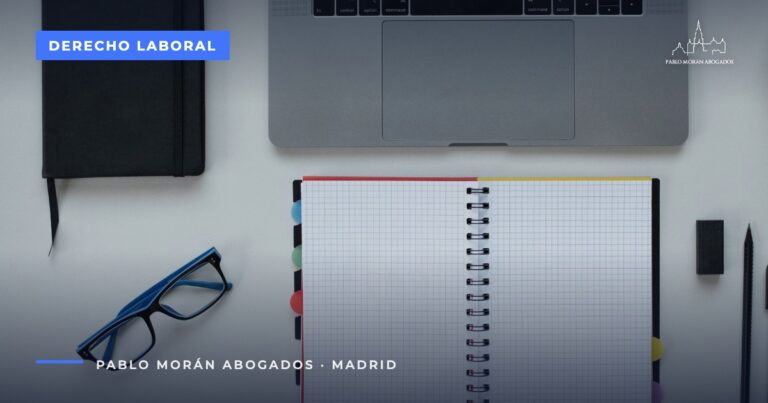 Mesa de trabajo con cuaderno y gafas: reclamar horas extra y registro de jornada, abogado en Madrid