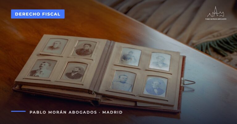 Álbum de fotos antiguas sobre una mesa: impuesto de sucesiones en la Comunidad de Madrid