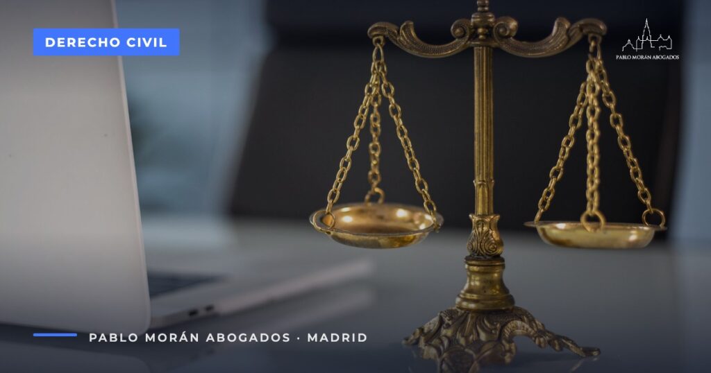 Balanza dorada de la justicia: impugnar acuerdos de la junta de propietarios, abogado en Madrid