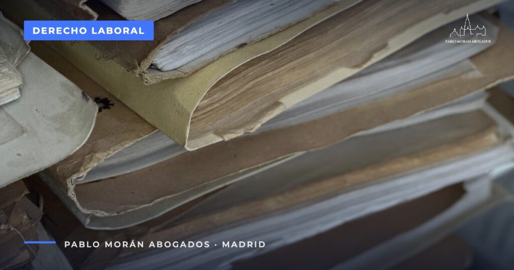 Pila de expedientes: impugnar la baja por enfermedad común en Madrid