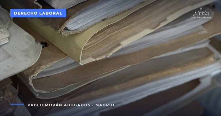 Pila de expedientes: impugnar la baja por enfermedad común en Madrid