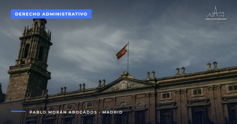 Edificio de la Administración con la bandera de España: interinos y abuso de temporalidad en Madrid
