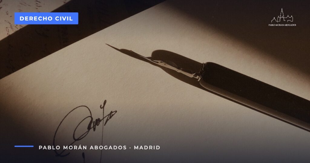 Firma con pluma estilográfica sobre un folio: reclamar la legítima hereditaria en Madrid
