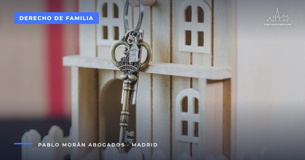 Casa de madera con una llave colgada: liquidación de la sociedad de gananciales y vivienda familiar, abogado en Madrid