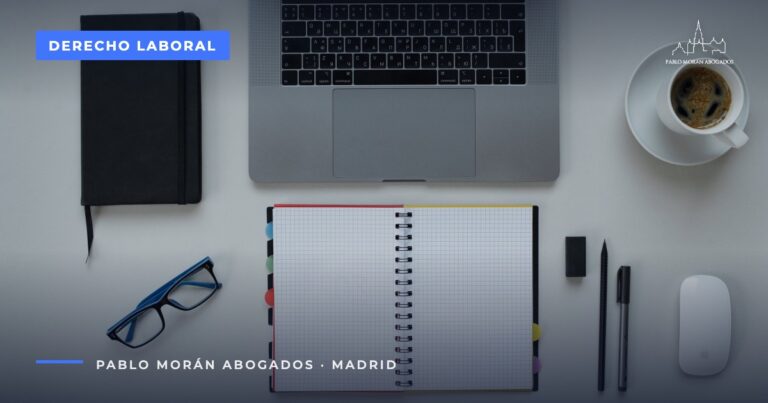 Escritorio con portátil y cuaderno: modificación sustancial de las condiciones de trabajo en Madrid