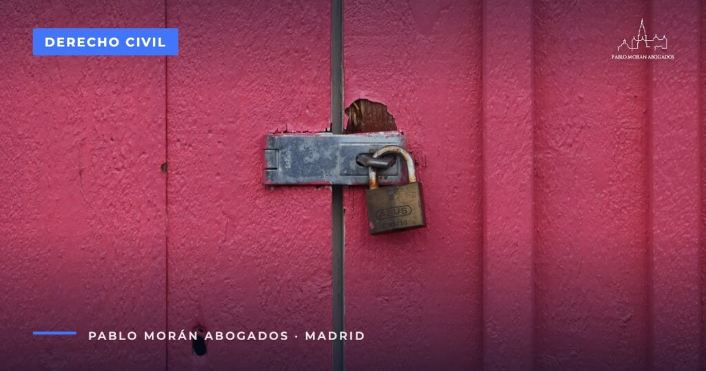 Puerta rosa con candado: qué hacer si ocupan tu vivienda y cómo recuperarla, abogado en Madrid