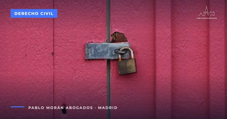 Puerta rosa con candado: qué hacer si ocupan tu vivienda y cómo recuperarla, abogado en Madrid
