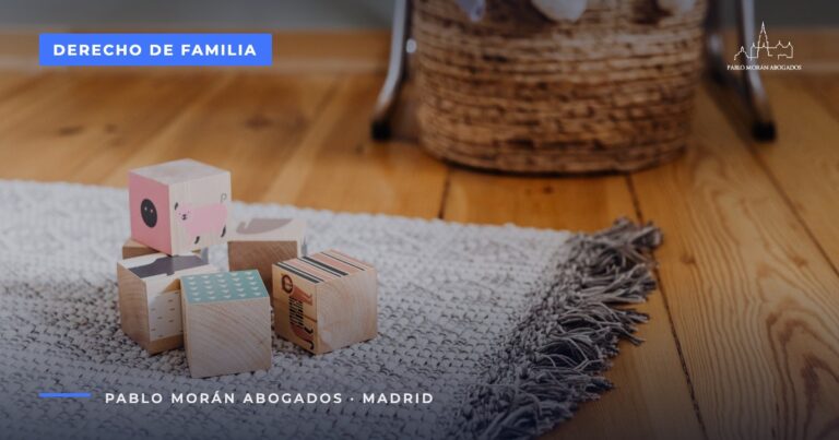 Bloques de juguete sobre una alfombra: cómo se calcula la pensión de alimentos, abogado de familia en Madrid