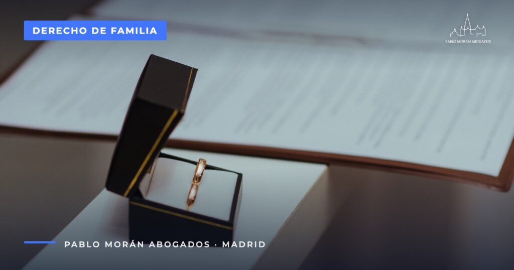 Alianzas de boda en una caja abierta: pensión compensatoria tras el divorcio en Madrid