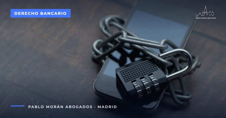 Teléfono móvil con cadena y candado: phishing y transferencias fraudulentas, abogado bancario en Madrid