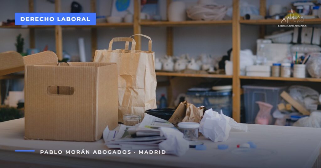 Caja de cartón con pertenencias sobre una mesa: plazo para reclamar un despido en Madrid