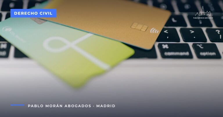 Tarjetas bancarias sobre un portátil: reclamación de cantidad por deudas en Madrid