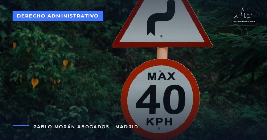 Señales de tráfico junto a un coche en movimiento: recuperar puntos del carné de conducir, abogado en Madrid