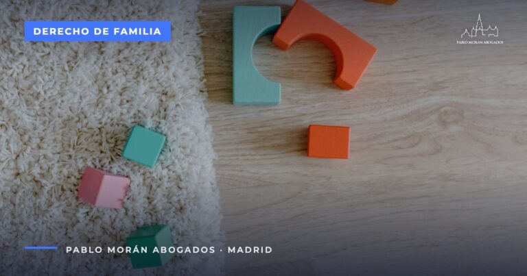 Piezas de madera de colores sobre el suelo: régimen de visitas con los hijos, abogado de familia en Madrid