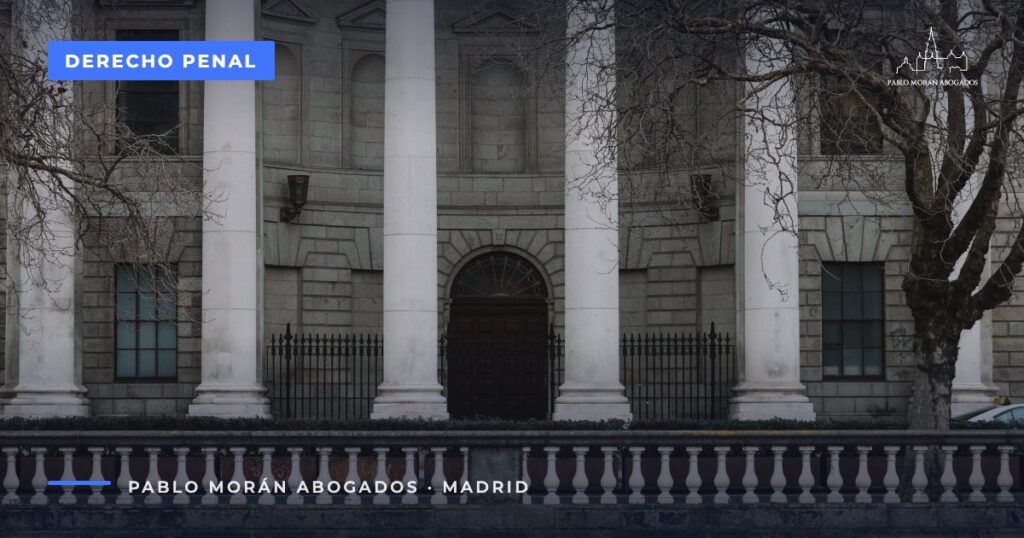 Columnata de un edificio judicial: si te citan como investigado, abogado penalista en Madrid